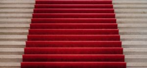Öppettider på Galleri Stockholm - Röd matta i trappa