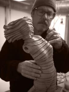 frank olsson skapar en skulptur